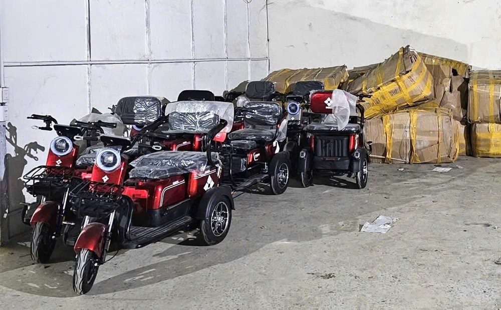 Triệt phá đường dây buôn lậu hơn 500 xe điện ba bánh xuyên biên giới - ảnh 2