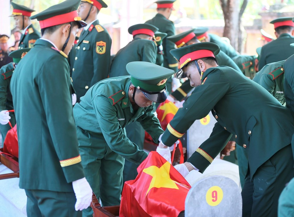 Thanh Hóa: Trang trọng đón các anh hùng liệt sĩ về với đất mẹ - ảnh 13