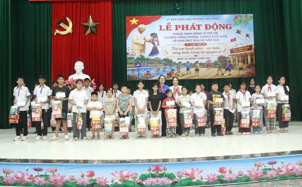 Thanh Hóa phát động Tháng hành động vì trẻ em, mở nhiều lớp dạy bơi hè - ảnh 2