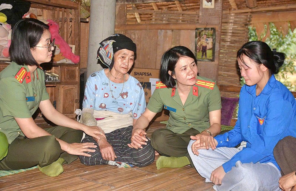 Những “mẹ đỡ đầu” trong màu áo Công an và hành trình nâng bước những ước mơ xanh - ảnh 2