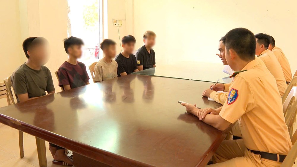 Lạng lách, đánh võng giữa đêm, nhóm thanh thiếu niên và phụ huynh bị đề nghị phạt 81,5 triệu đồng - ảnh 2
