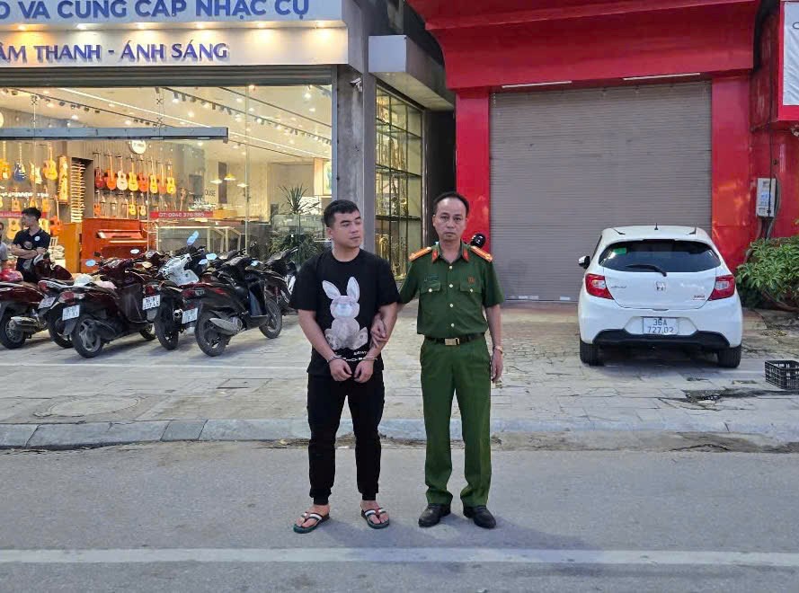 Tạm giữ tài xế taxi hành hung shipper giữa phố ở Thanh Hóa - ảnh 1