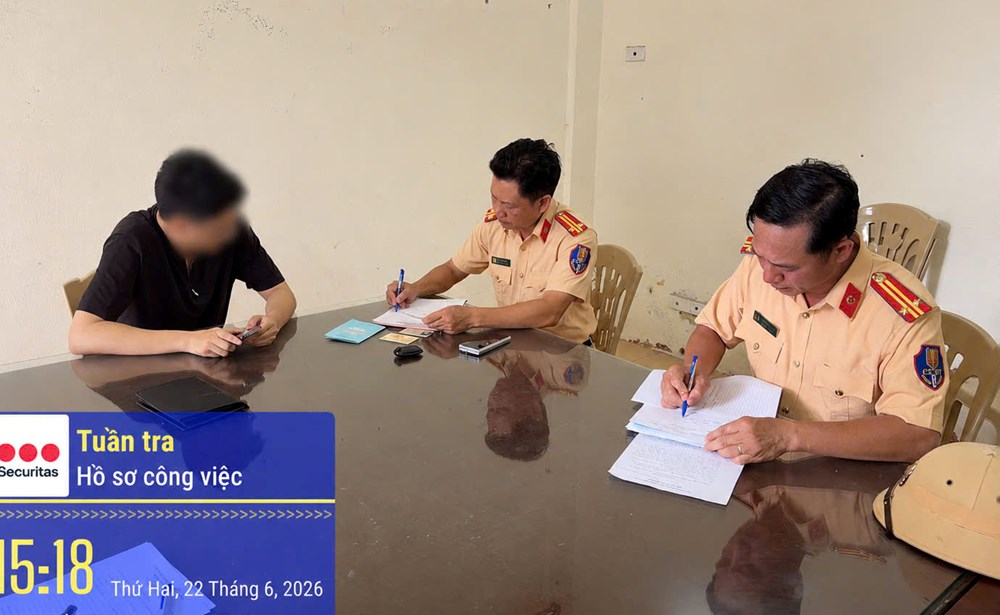 Dán băng keo sửa biển số để né phạt nguội, chủ xe ô tô bị xử lý - ảnh 1