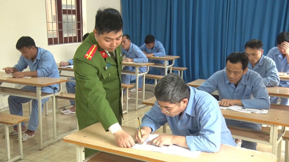 Viết lại cuộc đời từ những con chữ đầu tiên - ảnh 2