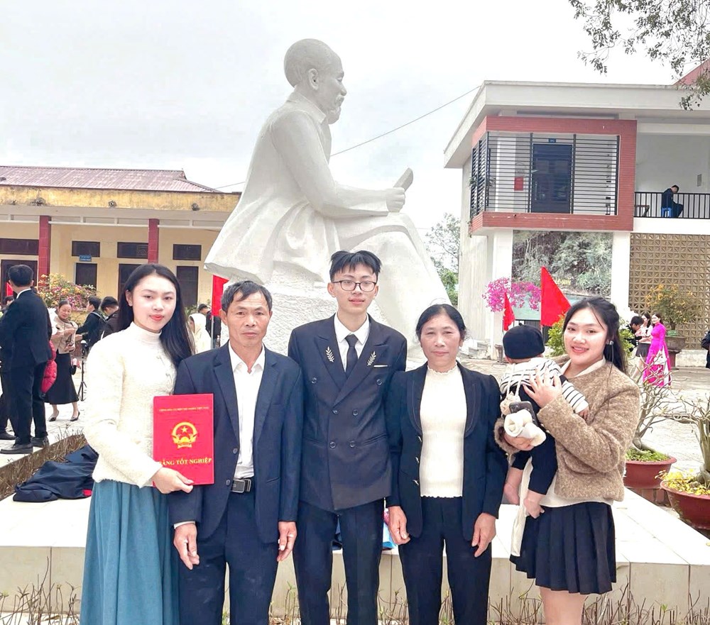 Chàng trai xứ Thanh đạt 38,25 điểm, thủ khoa toàn tỉnh: “Bố mẹ chính là người truyền cảm hứng lớn nhất“ - ảnh 1