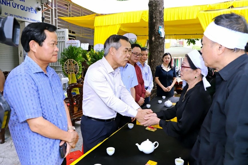 Đoàn đại biểu tỉnh Thanh Hóa tiễn biệt Anh hùng Ngô Thị Tuyển - ảnh 1
