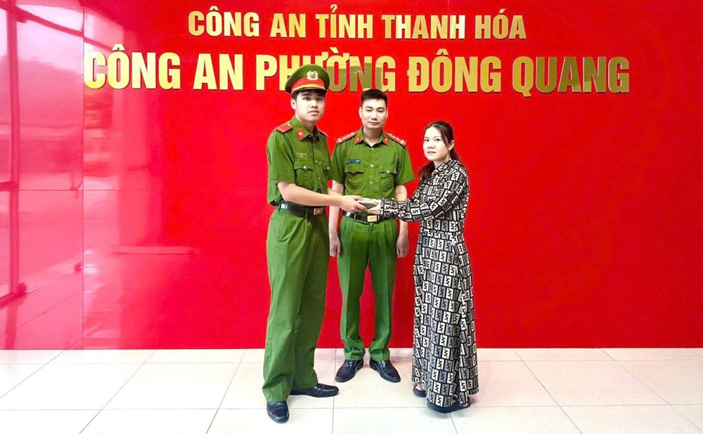 Nhặt được túi xách chứa 75 triệu đồng, chiến sĩ công an lập tức tìm người đánh rơi - ảnh 1