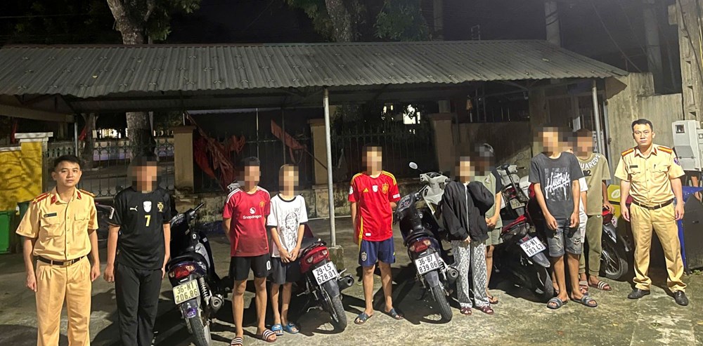 10 thanh thiếu niên lạng lách trên đường ven biển Sầm Sơn, bị phạt 69 triệu đồng - ảnh 1
