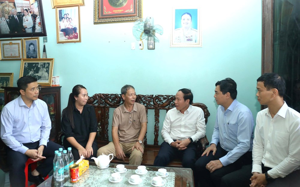 Phó Thủ tướng Chính phủ Lê Tiến Châu dâng hương tưởng niệm Anh hùng Lực lượng vũ trang Nhân dân Ngô Thị Tuyển - ảnh 2