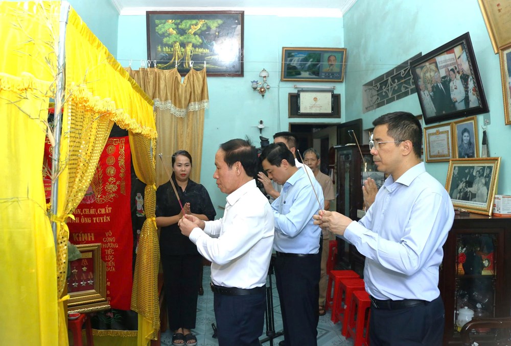 Phó Thủ tướng Chính phủ Lê Tiến Châu dâng hương tưởng niệm Anh hùng Lực lượng vũ trang Nhân dân Ngô Thị Tuyển - ảnh 1