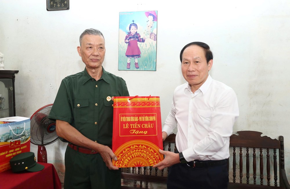 Phó Thủ tướng Chính phủ Lê Tiến Châu dâng hương tưởng niệm Anh hùng Lực lượng vũ trang Nhân dân Ngô Thị Tuyển - ảnh 4