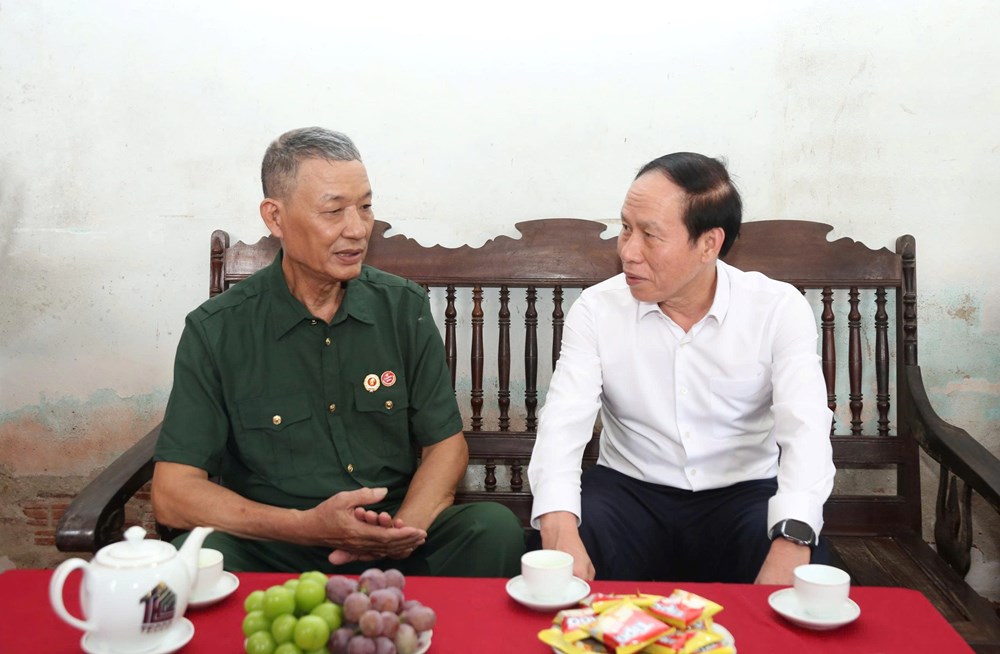 Phó Thủ tướng Chính phủ Lê Tiến Châu dâng hương tưởng niệm Anh hùng Lực lượng vũ trang Nhân dân Ngô Thị Tuyển - ảnh 3