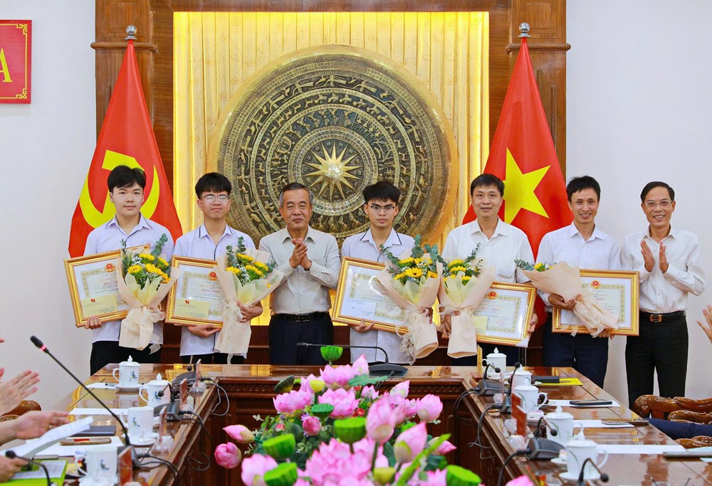 Thanh Hóa vinh danh học sinh giành 4 huy chương Olympic quốc tế  - ảnh 2