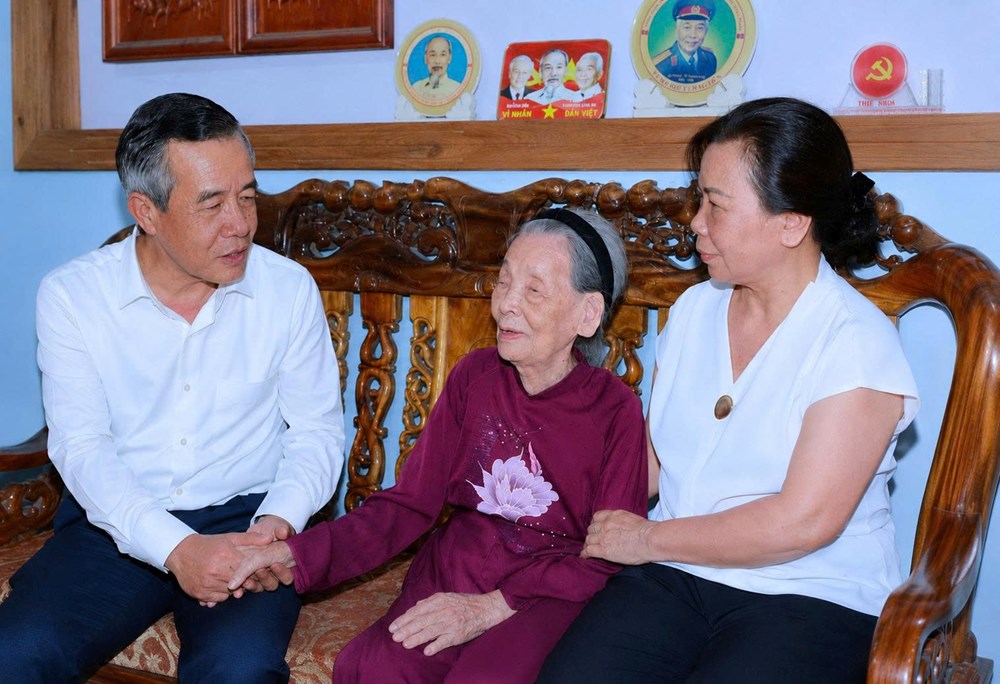 Bí thư Tỉnh ủy Thanh Hóa thăm, tặng quà người có công dịp 27.7 - ảnh 2