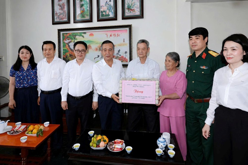 Bí thư Tỉnh ủy Thanh Hóa thăm, tặng quà người có công dịp 27.7 - ảnh 1