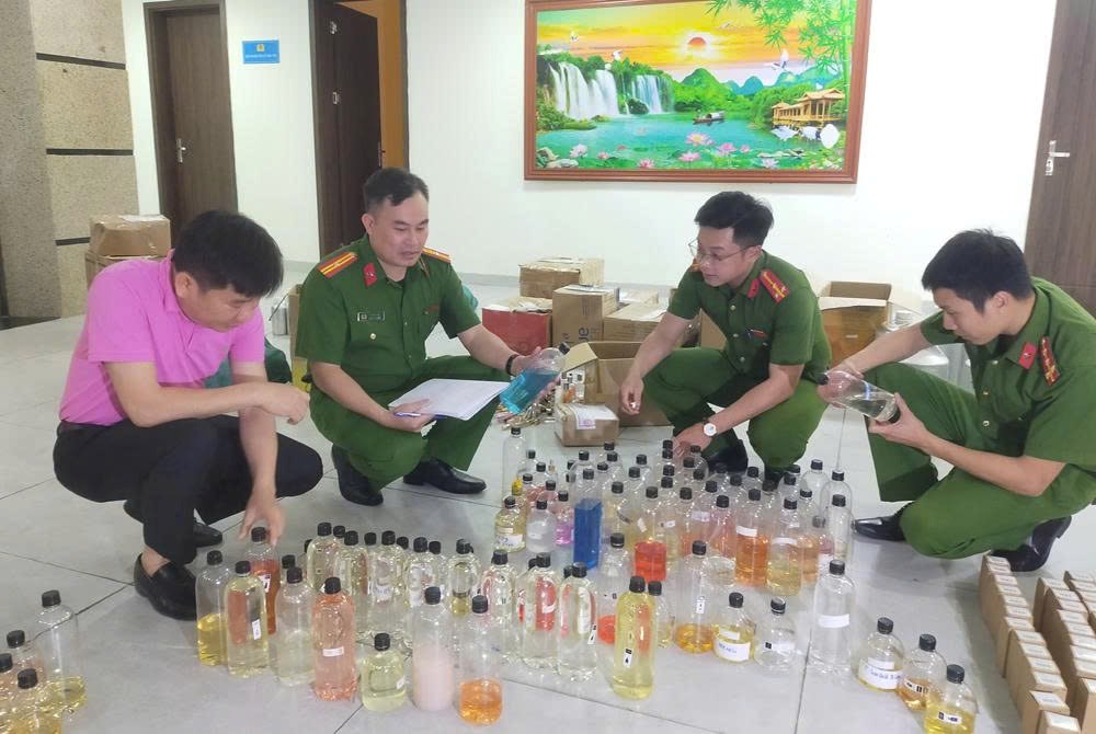 Triệt phá đường dây sản xuất nước hoa giả quy mô lớn - ảnh 2
