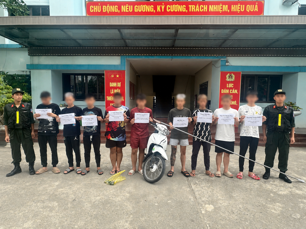 Ngăn chặn nhóm thiếu niên mang dao phóng lợn hẹn hỗn chiến trong đêm - ảnh 1
