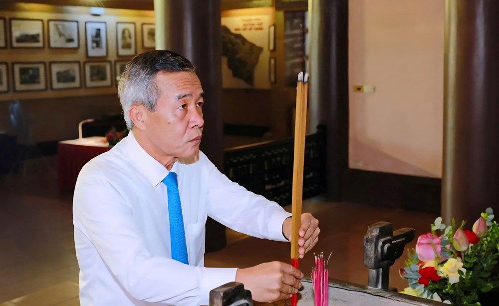 Lãnh đạo tỉnh Thanh Hóa dâng hương tưởng niệm Chủ tịch Hồ Chí Minh, tri ân các Anh hùng liệt sĩ - ảnh 2