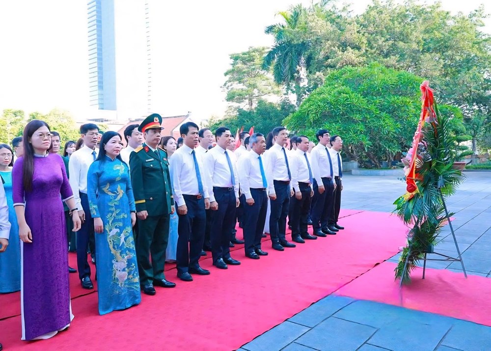 Lãnh đạo tỉnh Thanh Hóa dâng hương tưởng niệm Chủ tịch Hồ Chí Minh, tri ân các Anh hùng liệt sĩ - ảnh 1