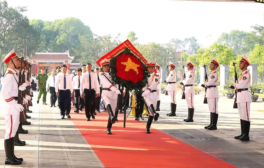 Lãnh đạo tỉnh Thanh Hóa dâng hương tưởng niệm Chủ tịch Hồ Chí Minh, tri ân các Anh hùng liệt sĩ - ảnh 3