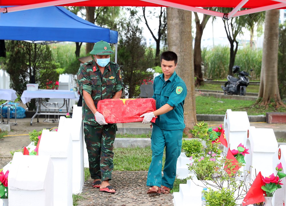 Lấy mẫu ADN hơn 1.000 hài cốt liệt sĩ chưa rõ danh tính tại Nghĩa trang Liệt sĩ Hàm Rồng - ảnh 8