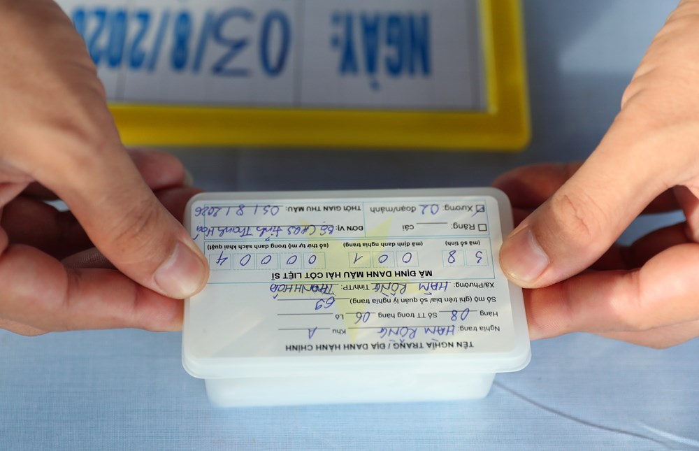Lấy mẫu ADN hơn 1.000 hài cốt liệt sĩ chưa rõ danh tính tại Nghĩa trang Liệt sĩ Hàm Rồng - ảnh 9