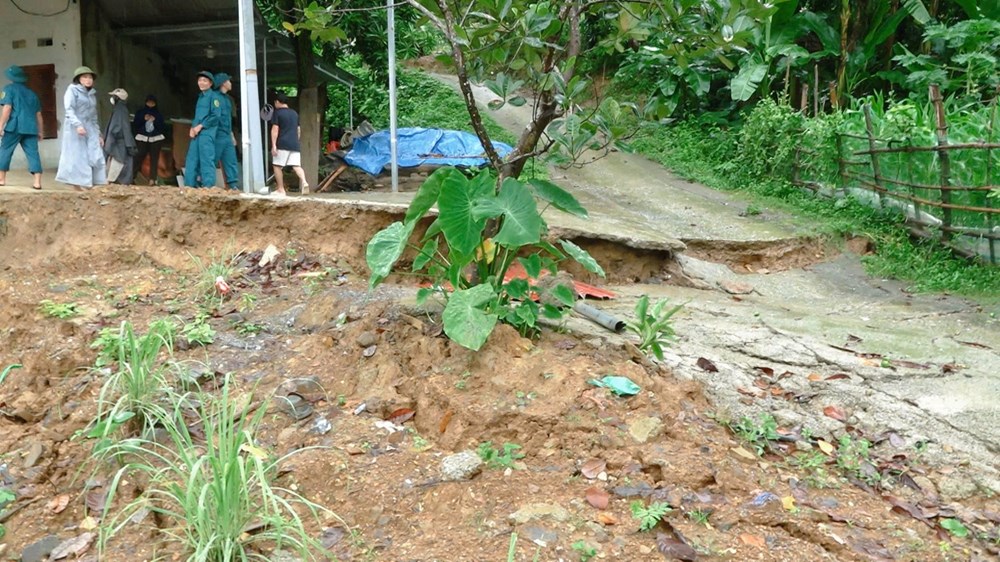 Mưa lớn gây sạt lở ở Quan Sơn, 17 hộ dân phải di dời khẩn cấp - ảnh 2