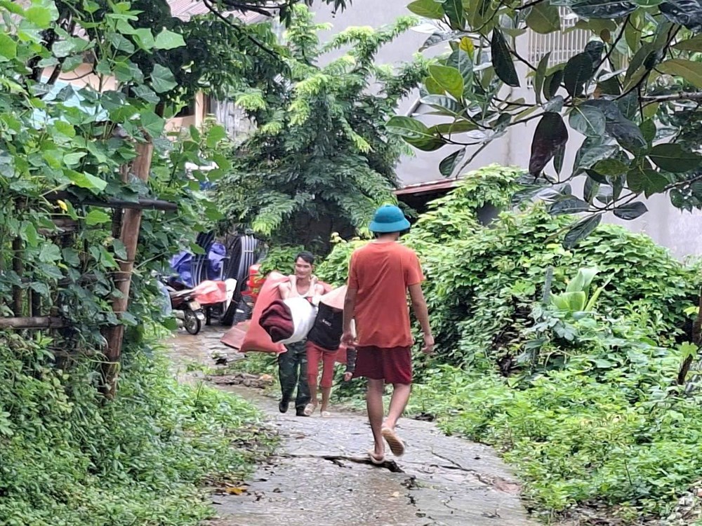 Mưa lớn gây sạt lở ở Quan Sơn, 17 hộ dân phải di dời khẩn cấp - ảnh 7