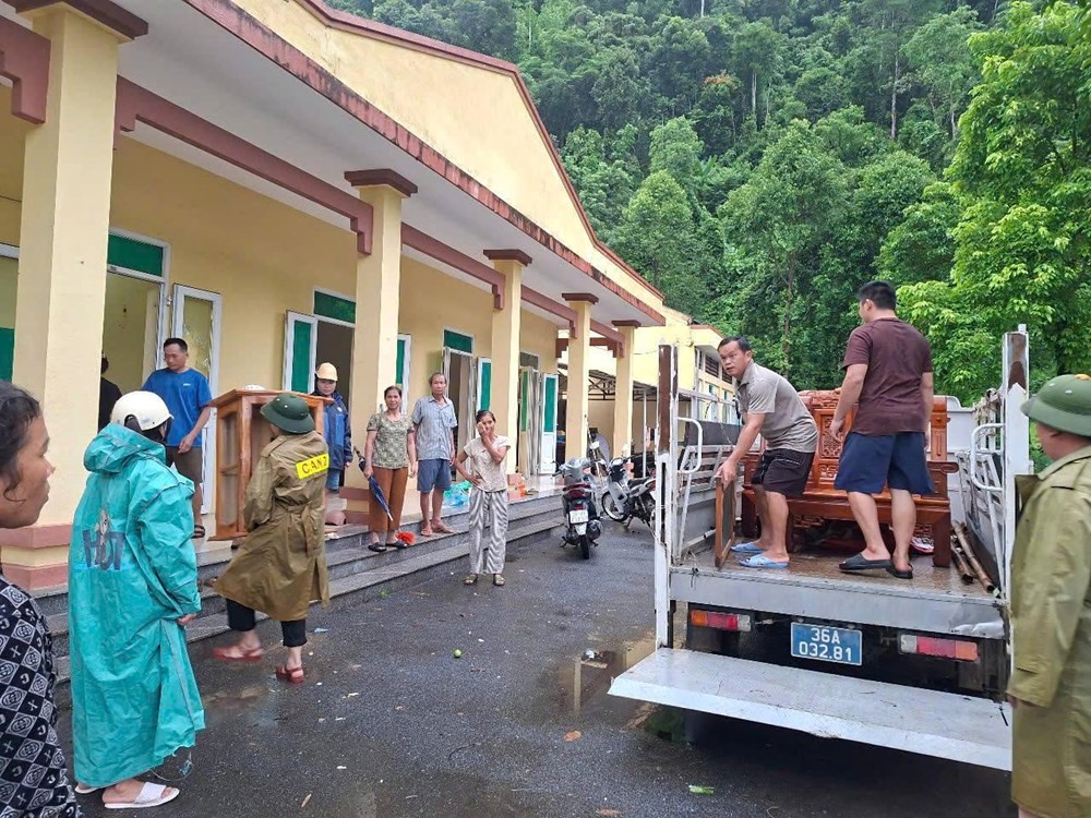 Mưa lớn gây sạt lở ở Quan Sơn, 17 hộ dân phải di dời khẩn cấp - ảnh 8