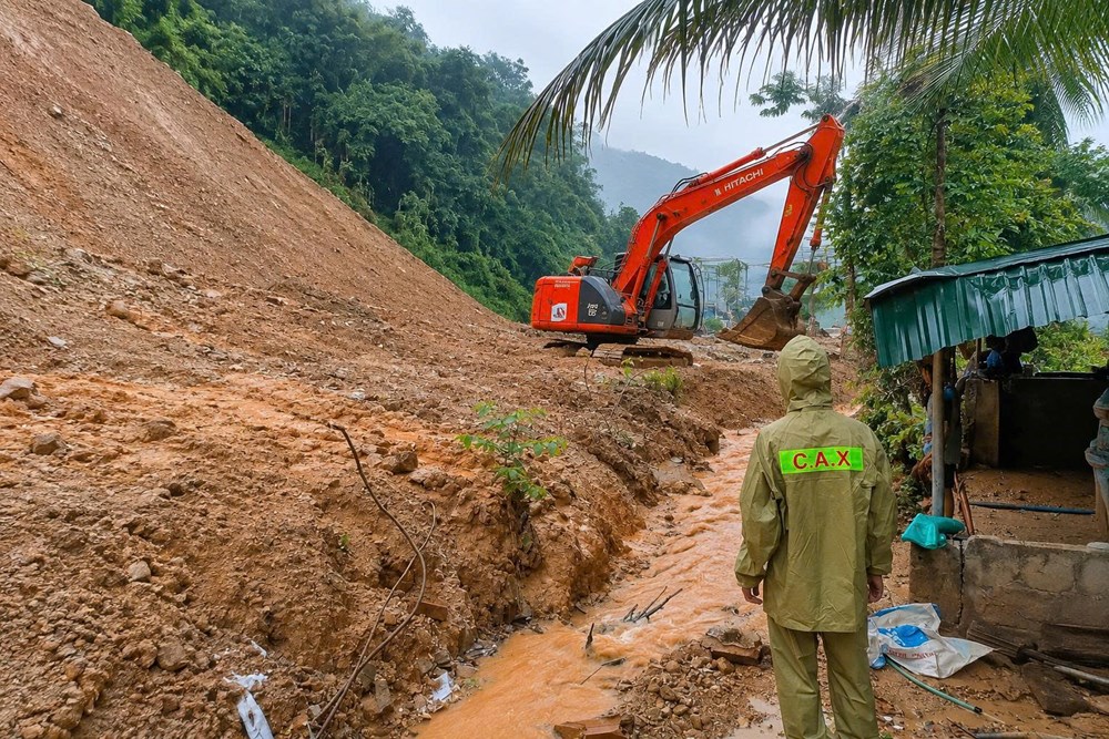 Mưa lớn gây sạt lở ở Quan Sơn, 17 hộ dân phải di dời khẩn cấp - ảnh 10