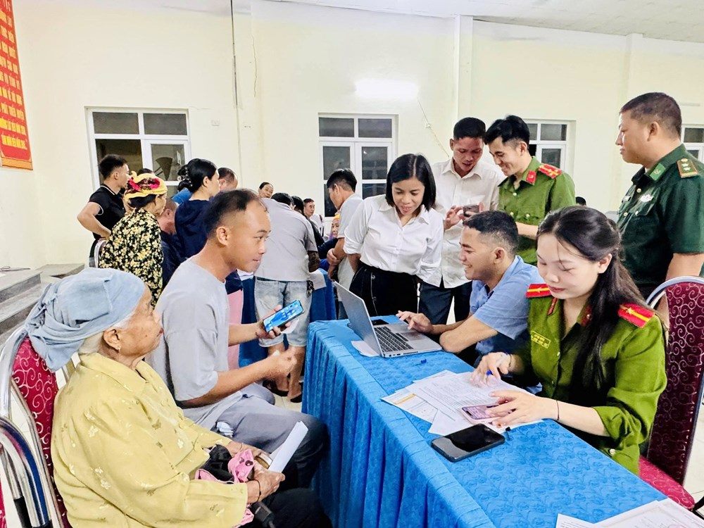 Dịch vụ công về tận thôn, bản vùng biên Mường Lát - ảnh 1