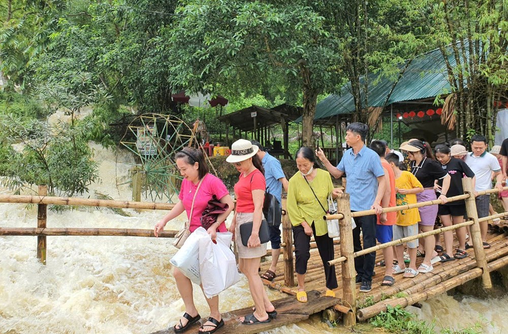 Thác Mây 9 bậc giữa đại ngàn xứ Thanh hút khách mùa hè - ảnh 2