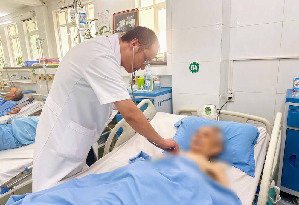 Cụ bà 91 tuổi mang nhóm máu hiếm vượt cửa tử sau hơn 4 giờ phẫu thuật - ảnh 1