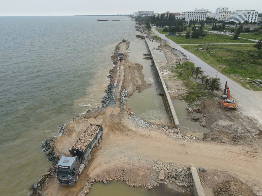 Kè biển hơn 430 tỉ đồng ở Hải Tiến: Tính phương án “nuôi bãi” để giữ bãi tắm - ảnh 1