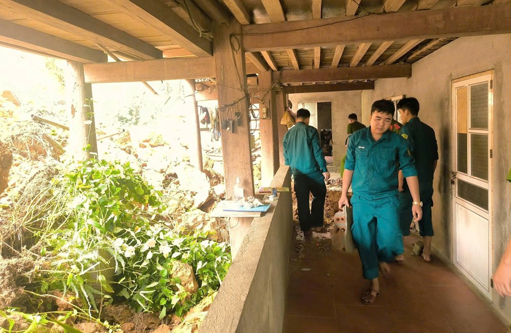 Mưa lớn gây sạt lở, đất đá tràn vào nhà dân ở Mường Mìn - ảnh 4