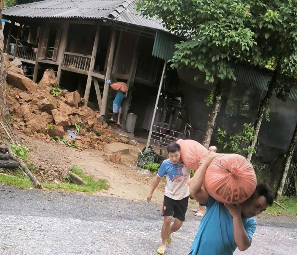 Mưa lớn gây sạt lở, đất đá tràn vào nhà dân ở Mường Mìn - ảnh 6