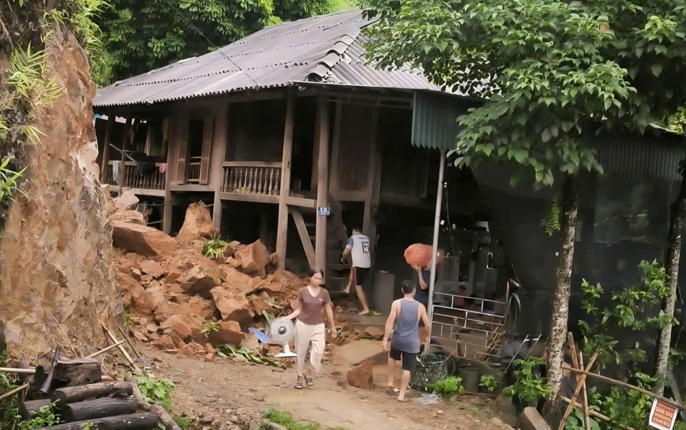 Mưa lớn gây sạt lở, đất đá tràn vào nhà dân ở Mường Mìn - ảnh 1