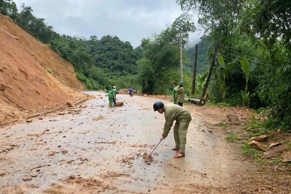 Mưa lớn gây sạt lở trên Quốc lộ 217 qua xã Trung Hạ - ảnh 4