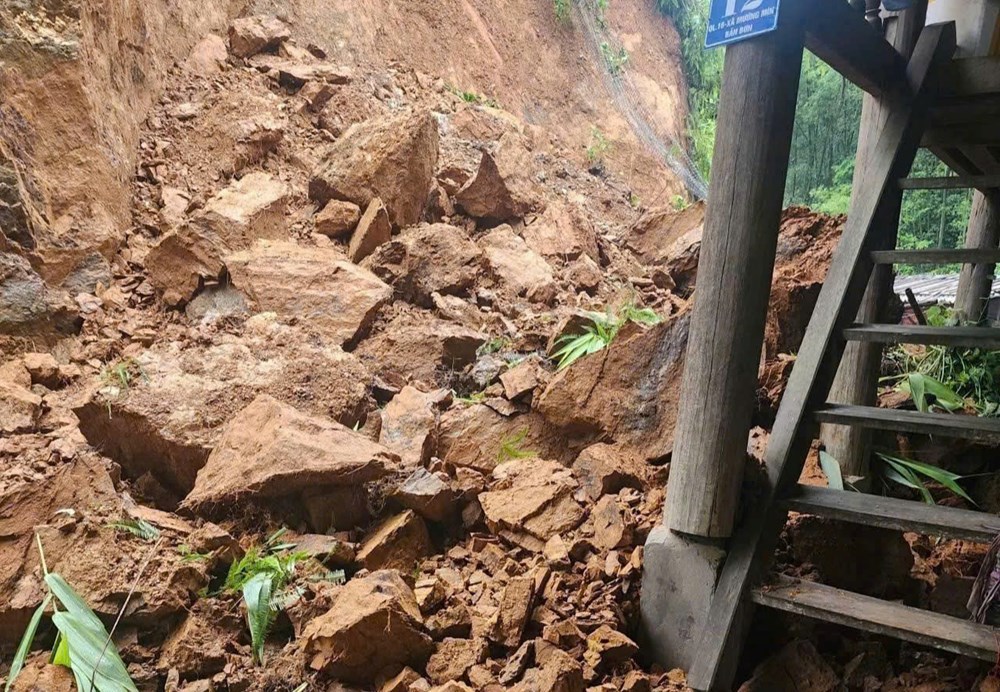 Mưa lớn gây sạt lở, đất đá tràn vào nhà dân ở Mường Mìn - ảnh 2