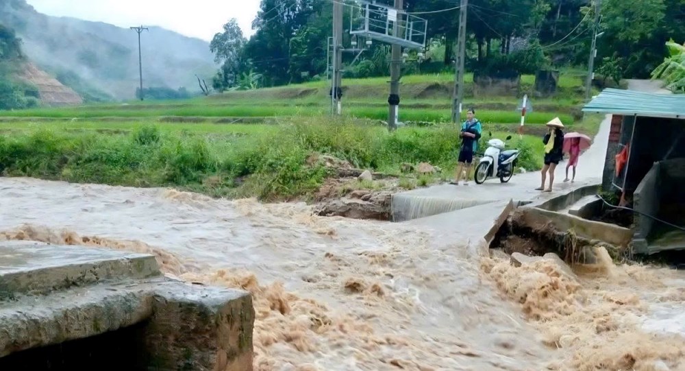 Mưa lớn do bão số 4 gây sạt lở, chia cắt nhiều khu dân cư ở Quang Chiểu - ảnh 1