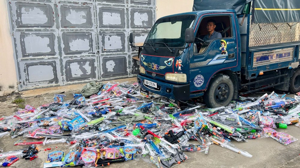 Gần 4.000 đồ chơi trẻ em không rõ nguồn gốc bị tiêu hủy - ảnh 2