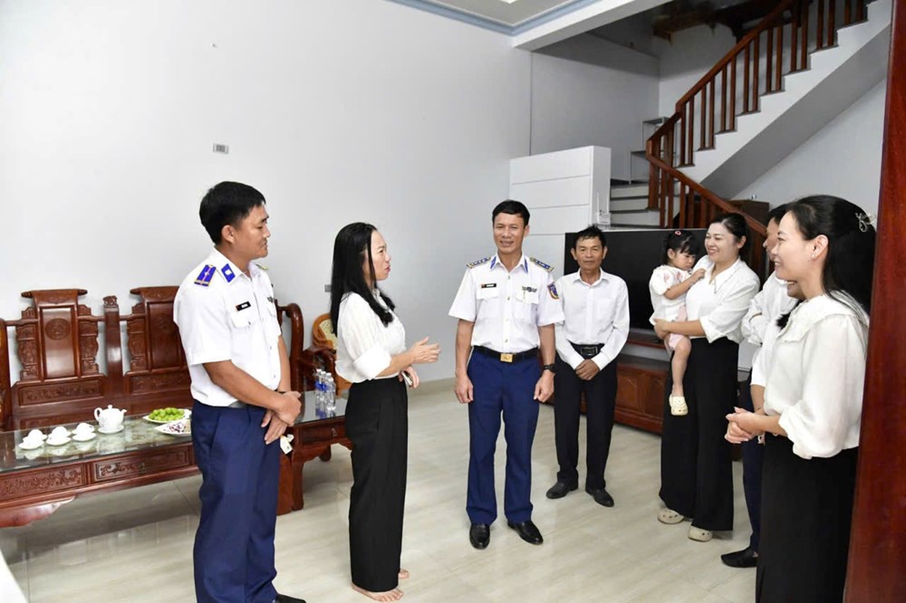 Cảnh sát biển trao nhà tình nghĩa cho quân nhân có hoàn cảnh khó khăn - ảnh 2