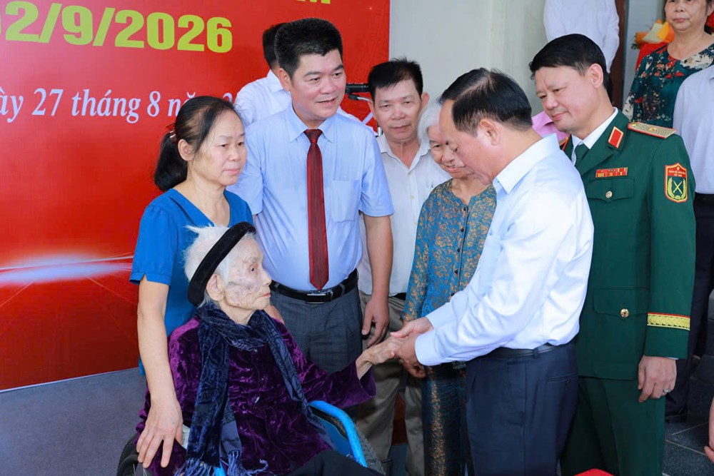 Trao Huy hiệu 80 năm tuổi Đảng cho 3 đảng viên tại Thanh Hóa - ảnh 8