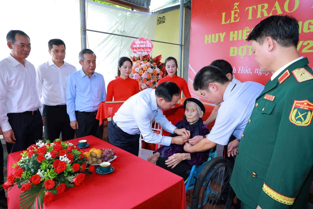 Trao Huy hiệu 80 năm tuổi Đảng cho 3 đảng viên tại Thanh Hóa - ảnh 1