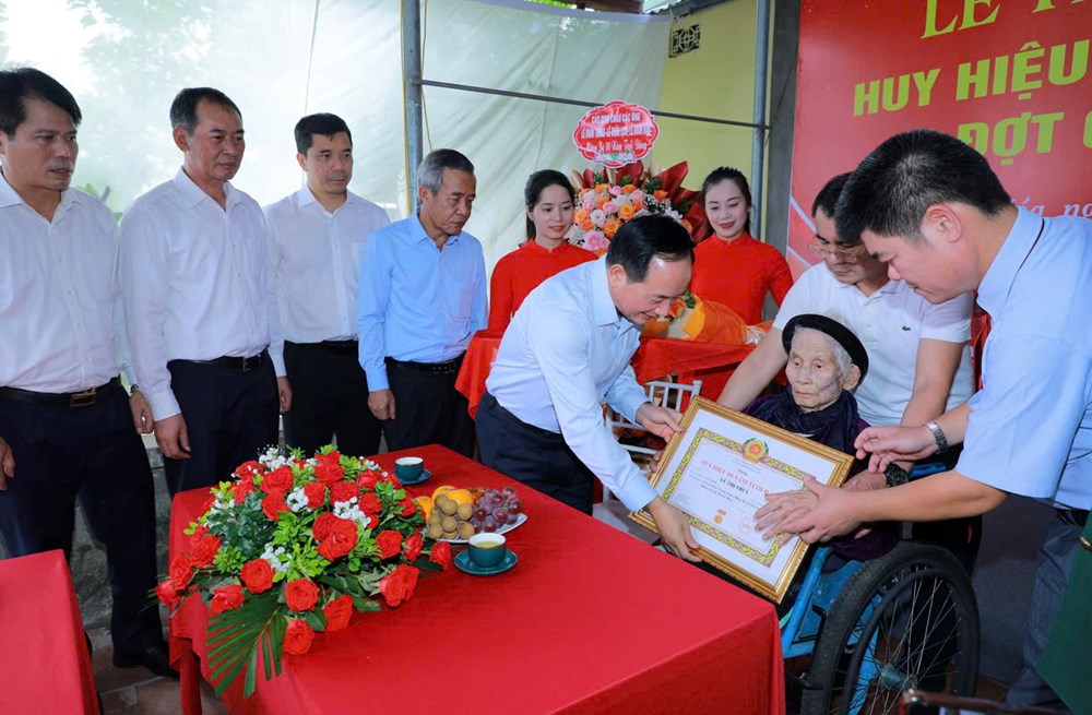 Trao Huy hiệu 80 năm tuổi Đảng cho 3 đảng viên tại Thanh Hóa - ảnh 2