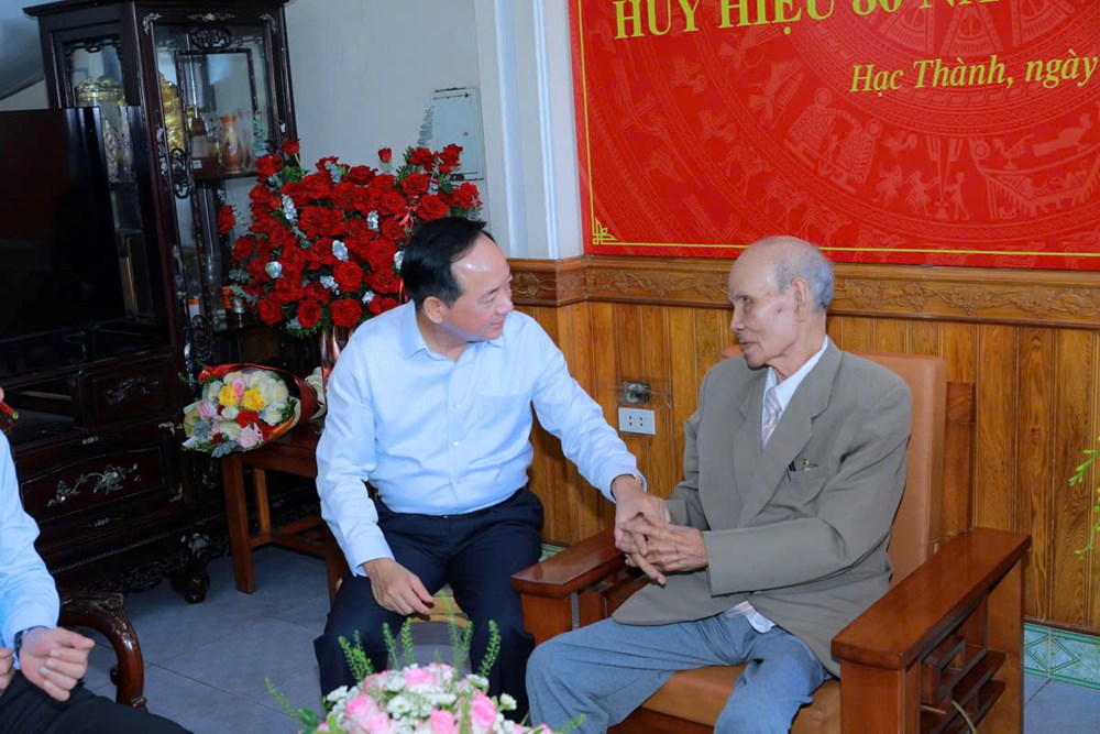 Trao Huy hiệu 80 năm tuổi Đảng cho 3 đảng viên tại Thanh Hóa - ảnh 6
