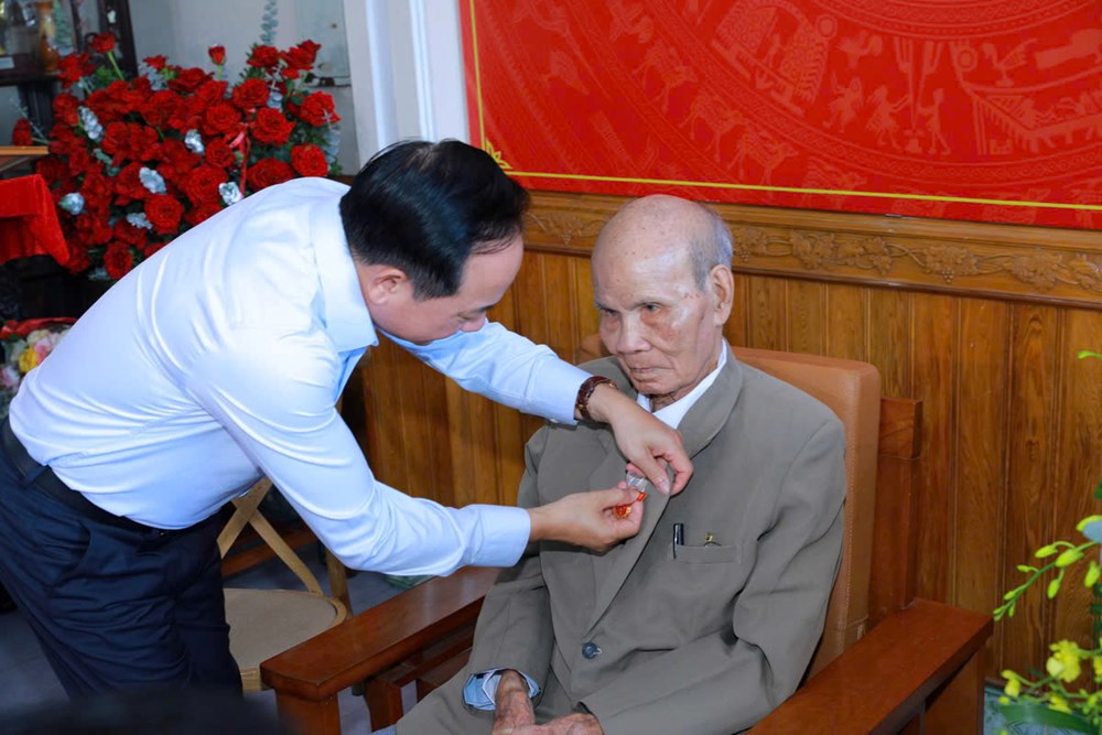Trao Huy hiệu 80 năm tuổi Đảng cho 3 đảng viên tại Thanh Hóa - ảnh 3