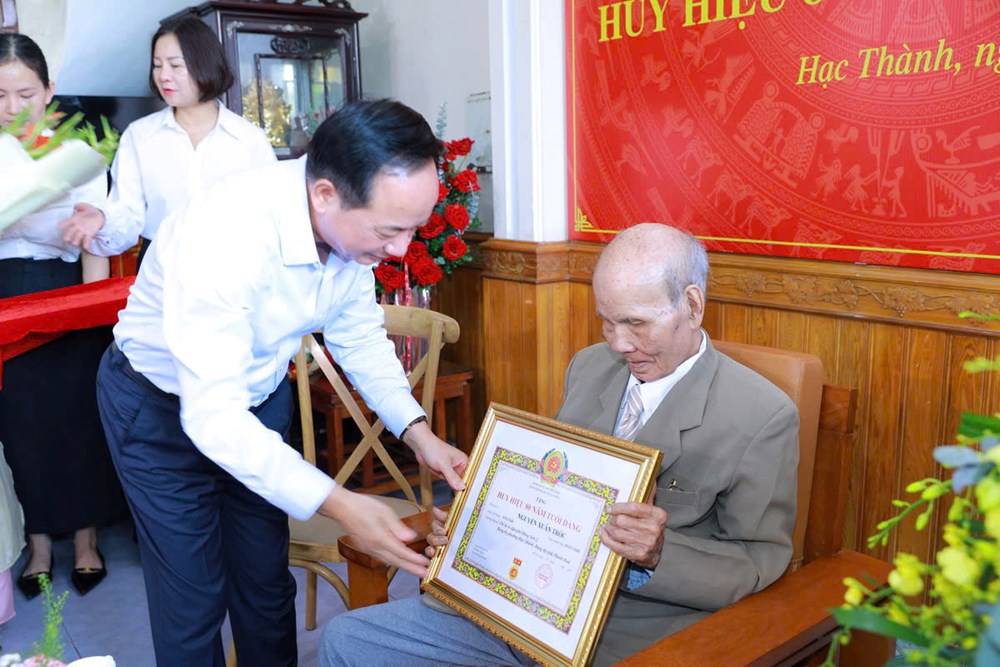 Trao Huy hiệu 80 năm tuổi Đảng cho 3 đảng viên tại Thanh Hóa - ảnh 4