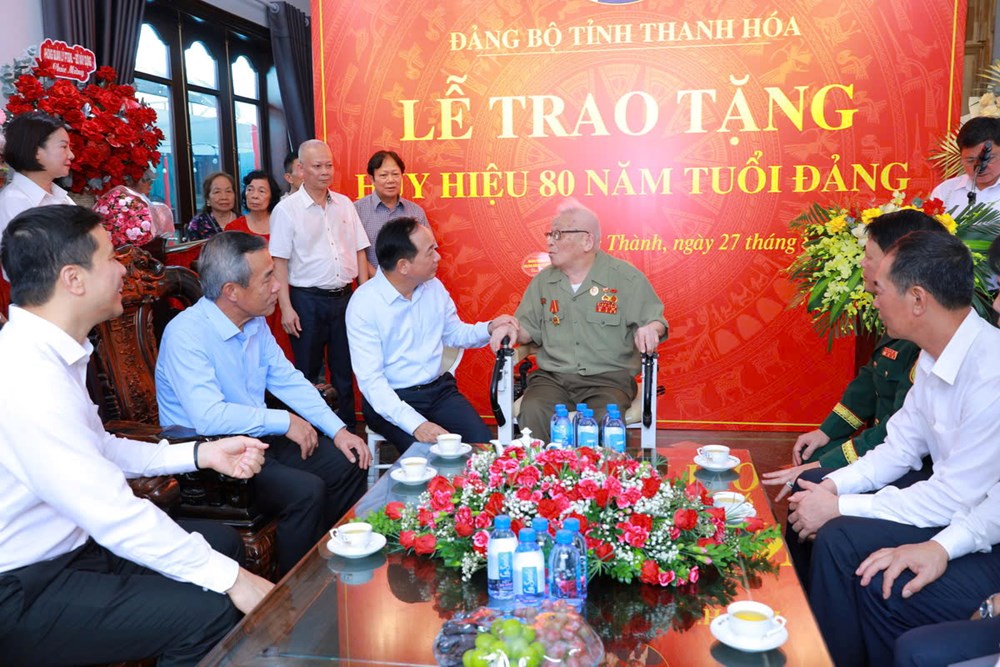 Trao Huy hiệu 80 năm tuổi Đảng cho 3 đảng viên tại Thanh Hóa - ảnh 7