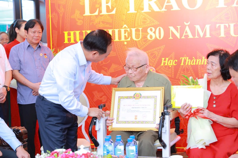 Trao Huy hiệu 80 năm tuổi Đảng cho 3 đảng viên tại Thanh Hóa - ảnh 5